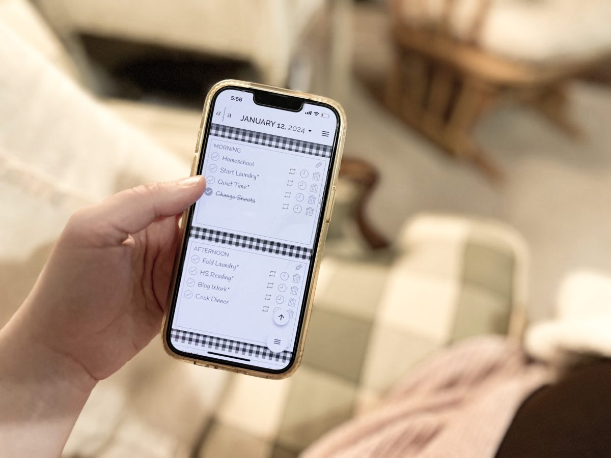 phone with stay at home mom to do list on artful agenda